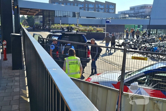 Drone team Koninklijke Marechaussee haalt drone uit de lucht bij station