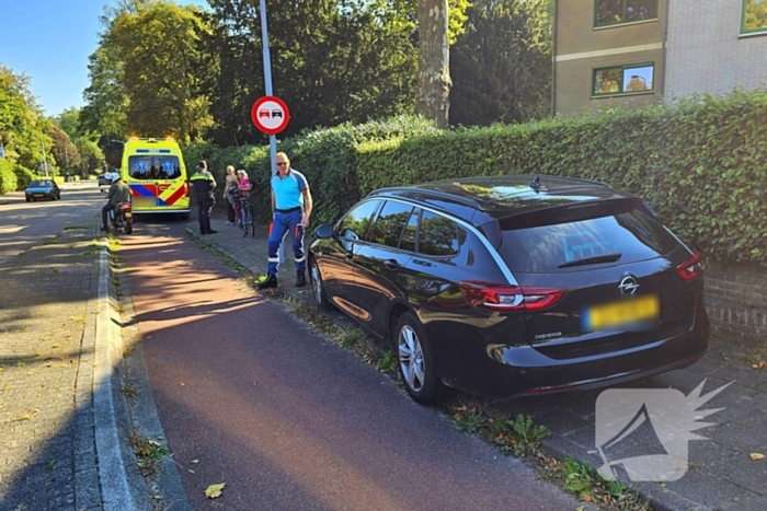 Fietser en auto in botsing bij rotonde