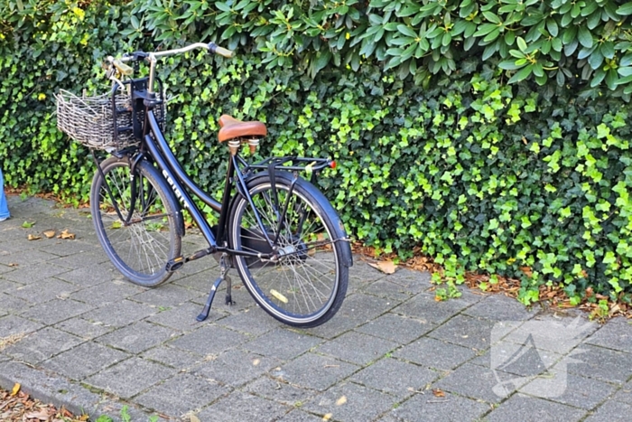 Fietser en auto in botsing bij rotonde