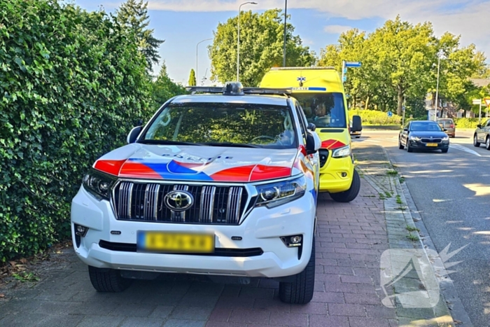 Fietser en auto in botsing bij rotonde