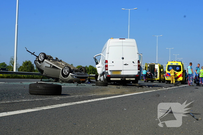 Auto op de kop bij kettingbotsing