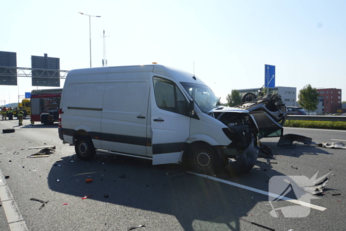 Auto op de kop bij kettingbotsing