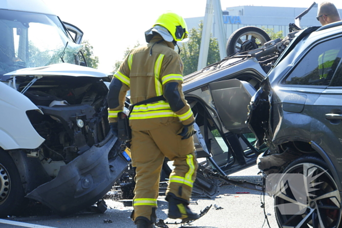 Auto op de kop bij kettingbotsing