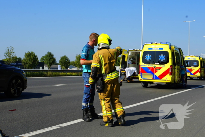 Auto op de kop bij kettingbotsing