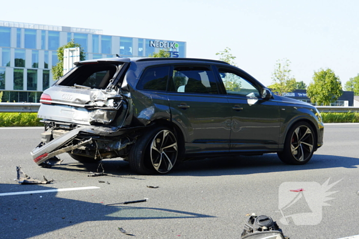 Auto op de kop bij kettingbotsing