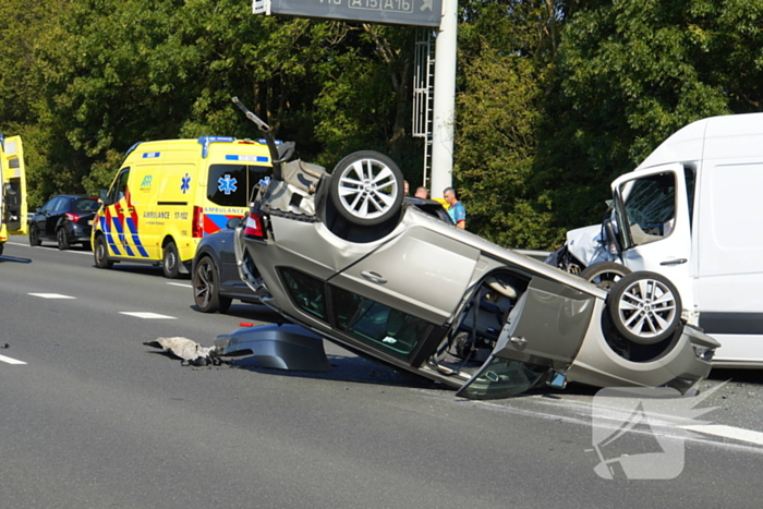 Auto op de kop bij kettingbotsing