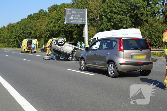 Auto op de kop bij kettingbotsing