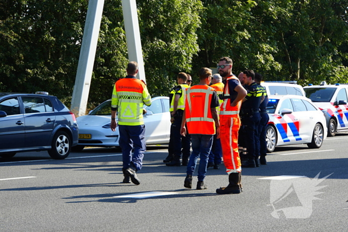 Auto op de kop bij kettingbotsing