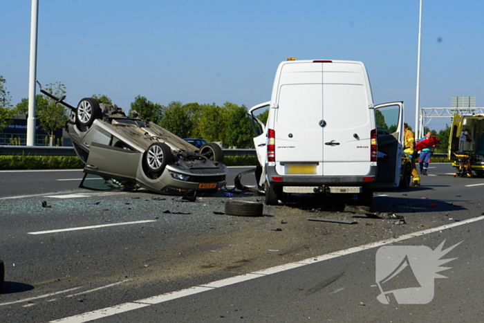 Auto op de kop bij kettingbotsing