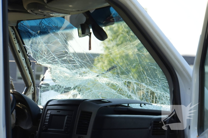 Auto op de kop bij kettingbotsing