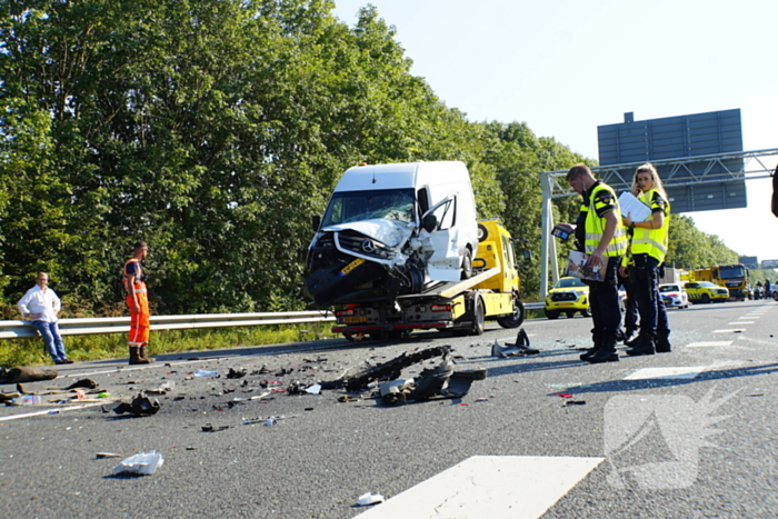 Auto op de kop bij kettingbotsing