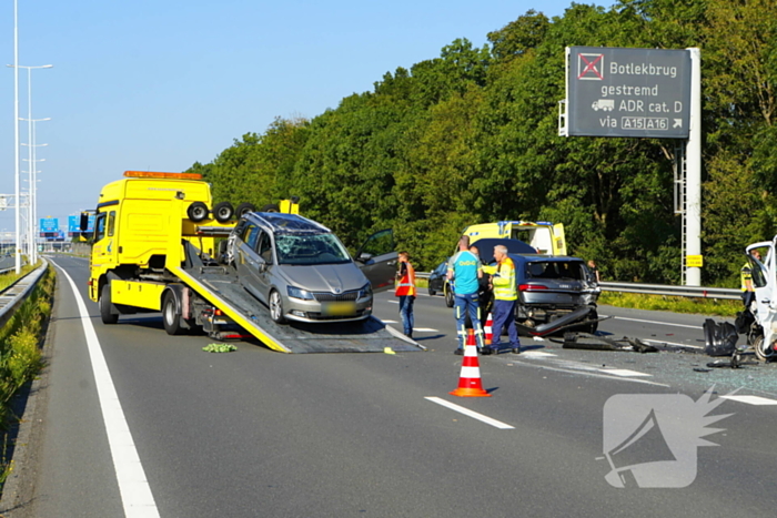 Auto op de kop bij kettingbotsing