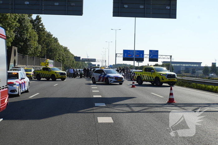 Auto op de kop bij kettingbotsing