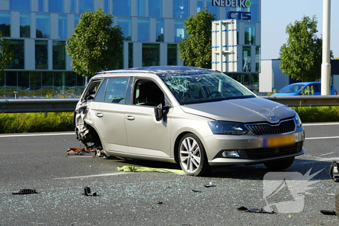 Auto op de kop bij kettingbotsing