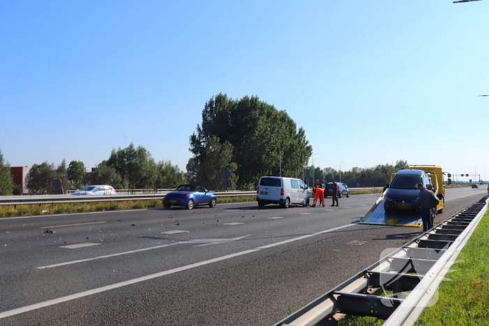 Schade bij kop-staart botsing op snelweg