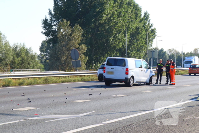 Schade bij kop-staart botsing op snelweg