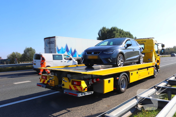 Schade bij kop-staart botsing op snelweg