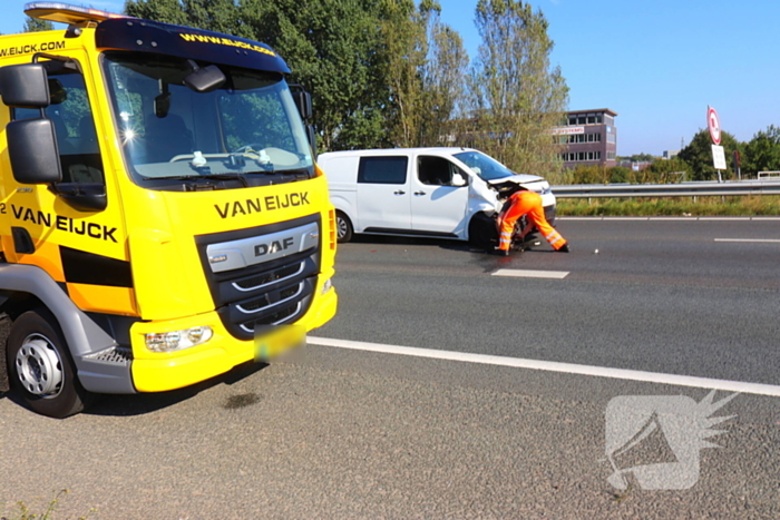 Schade bij kop-staart botsing op snelweg