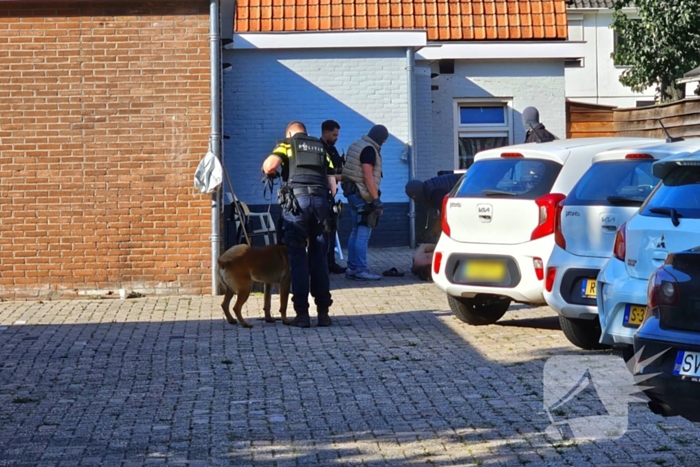 Arrestatieteam houdt persoon aan achter pand