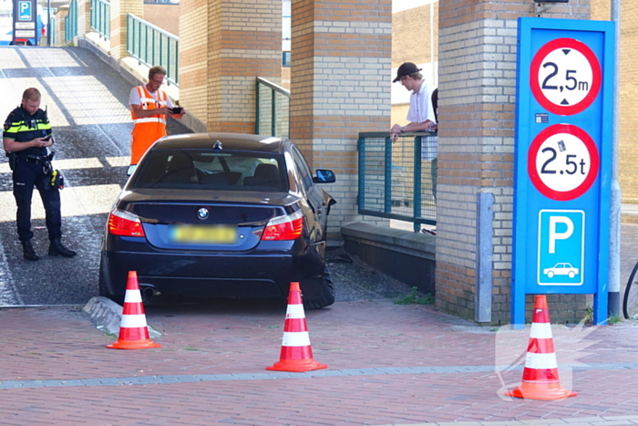 BMW total-loss na botsing op parkeerhelling