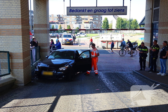 BMW total-loss na botsing op parkeerhelling