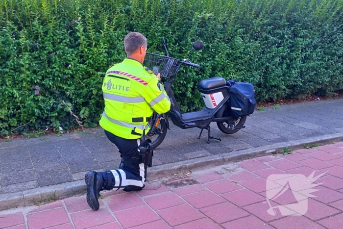 Oudere vrouw op elektrische brommer ten val