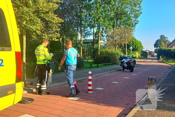 Oudere vrouw op elektrische brommer ten val