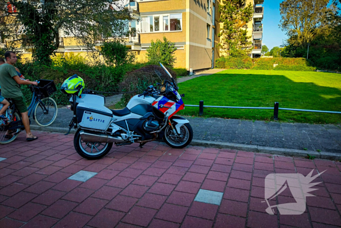 Oudere vrouw op elektrische brommer ten val