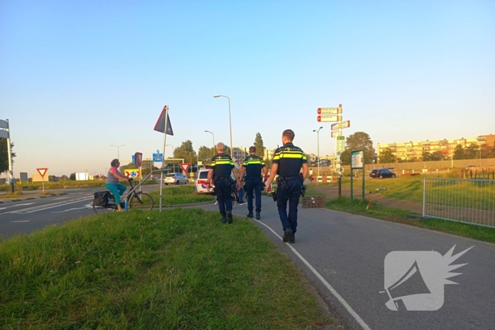 Politie houdt jong persoon aan langs provinciale weg