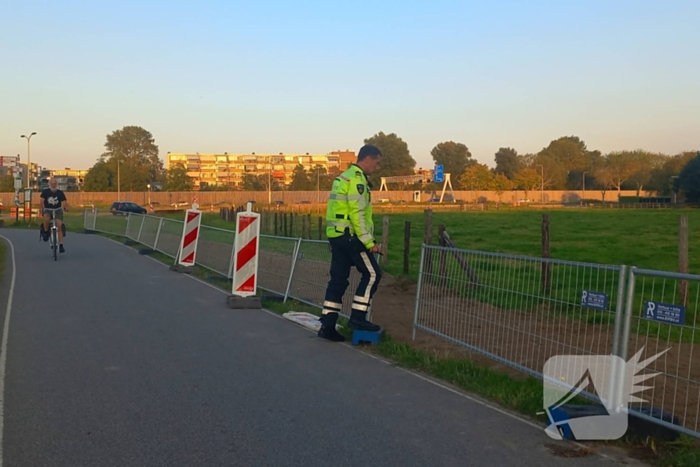 Politie houdt jong persoon aan langs provinciale weg