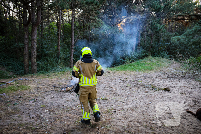 Brand gesticht in bos, brandweer doet er zand over