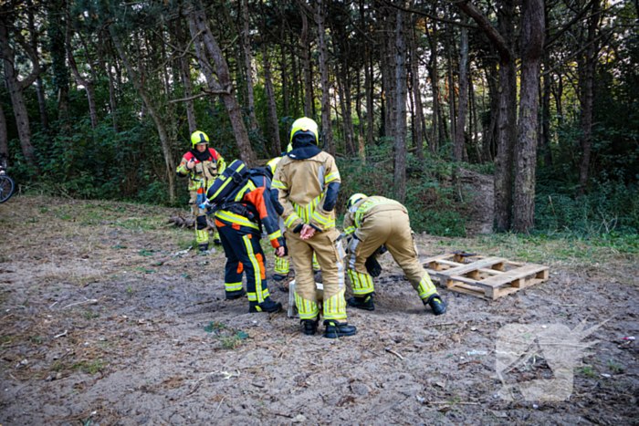 Brand gesticht in bos, brandweer doet er zand over