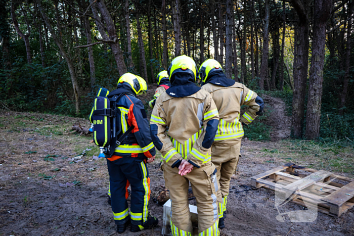 Brand gesticht in bos, brandweer doet er zand over