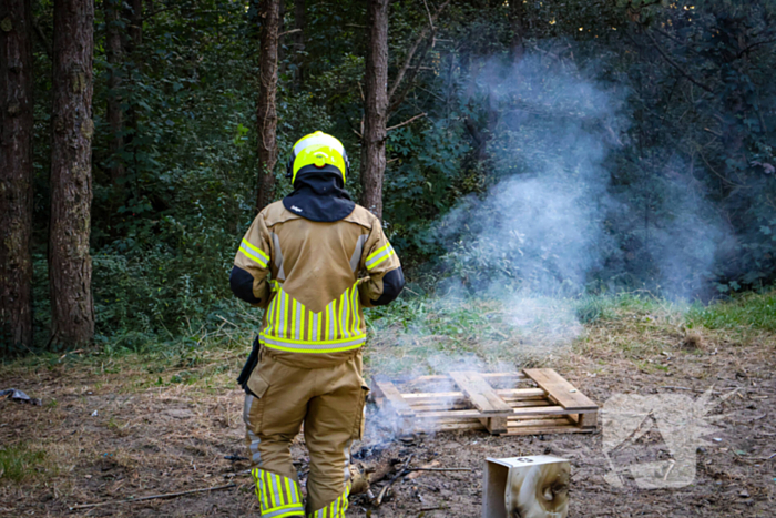 Brand gesticht in bos, brandweer doet er zand over