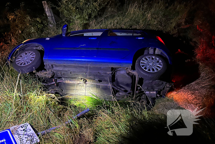 Automobilist mist bocht en rijdt sloot in