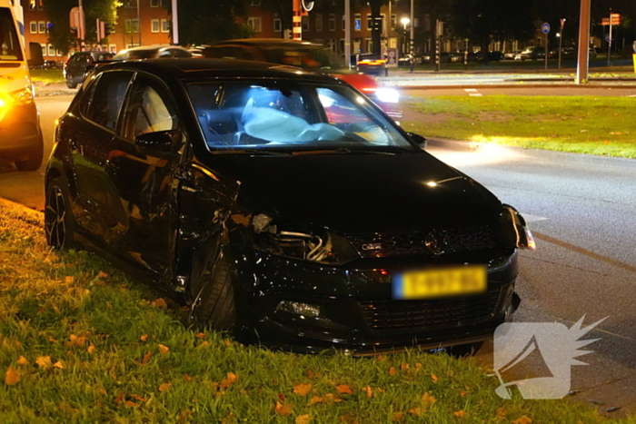 Bestuurder klapt op auto en ramt daarna verkeerslicht