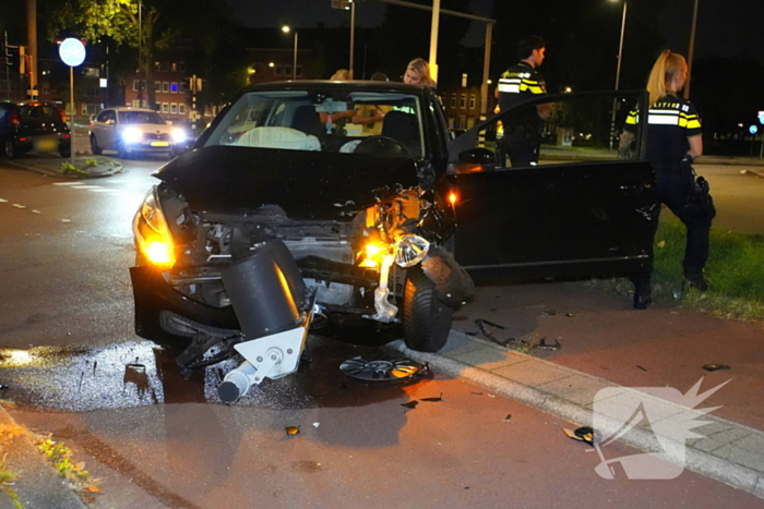 Bestuurder klapt op auto en ramt daarna verkeerslicht