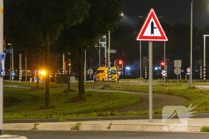 Bestuurder botst tegen paal en raakt gewond