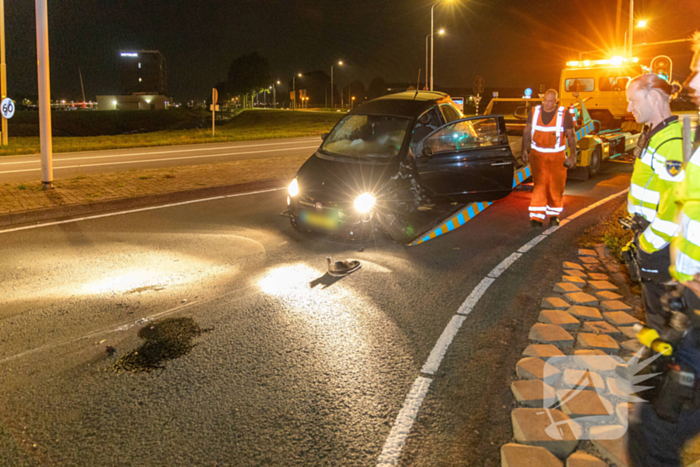 Bestuurder botst tegen paal en raakt gewond