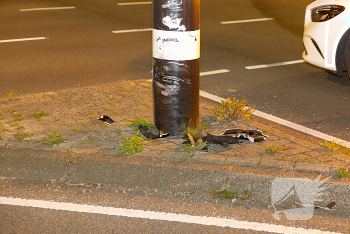 Bestuurder botst tegen paal en raakt gewond