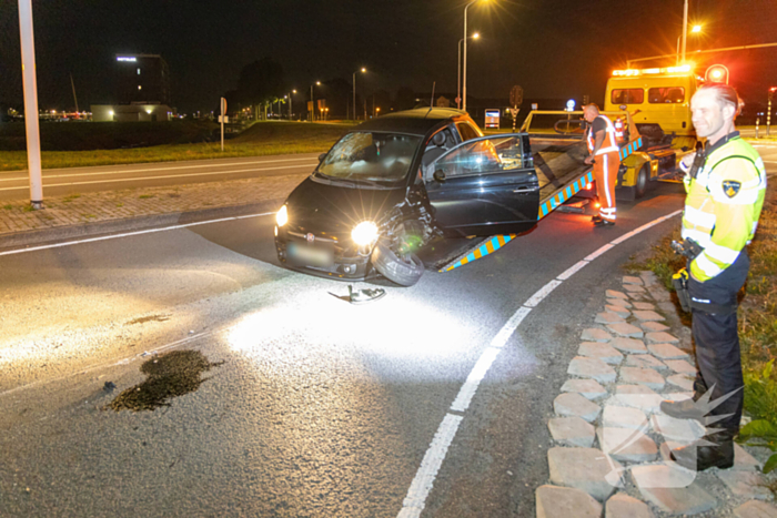 Bestuurder botst tegen paal en raakt gewond