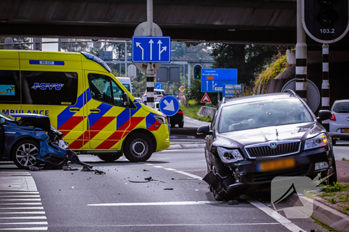 Twee personenwagens botsen op kruispunt