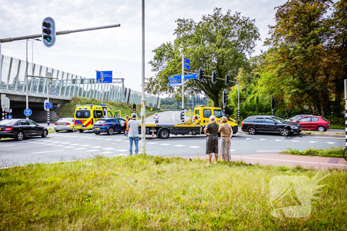 Twee personenwagens botsen op kruispunt