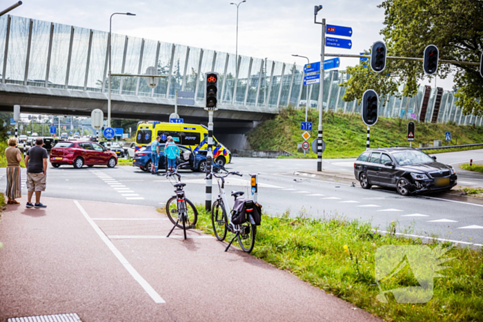 Twee personenwagens botsen op kruispunt