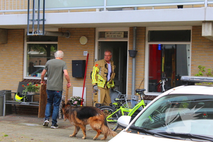 Raam ingeslagen voor pan op het vuur