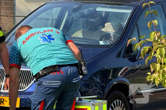 Fietser zwaargewond bij aanrijding met personenauto