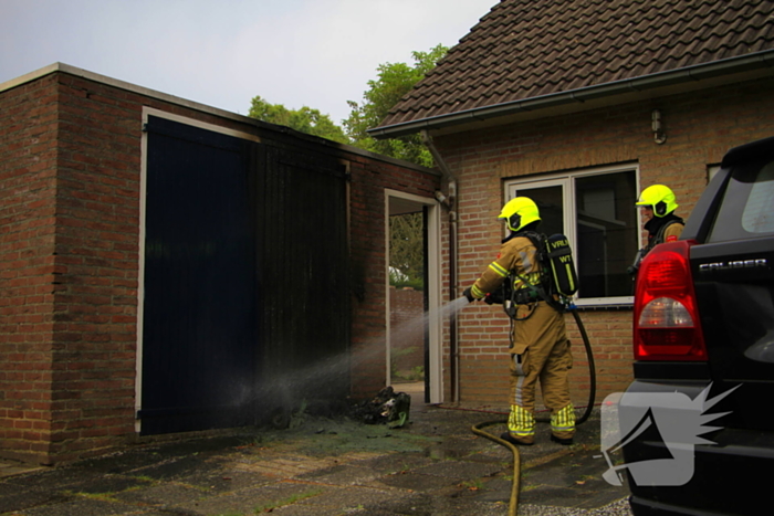 Brand in kliko slaat over op garagedeur