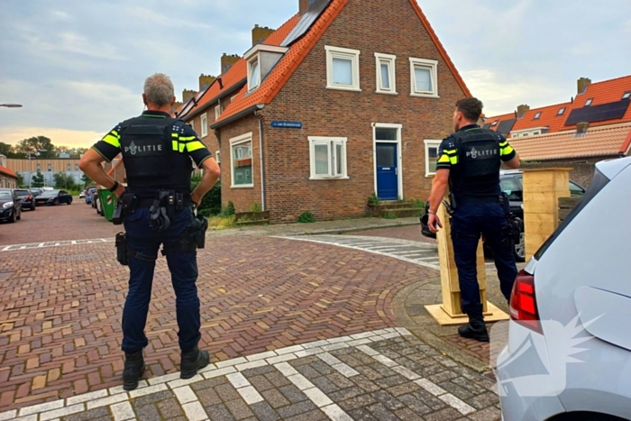 Agenten in kogelwerende vesten nemen wapens in beslag