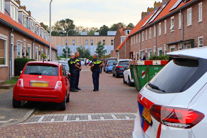 Agenten in kogelwerende vesten nemen wapens in beslag