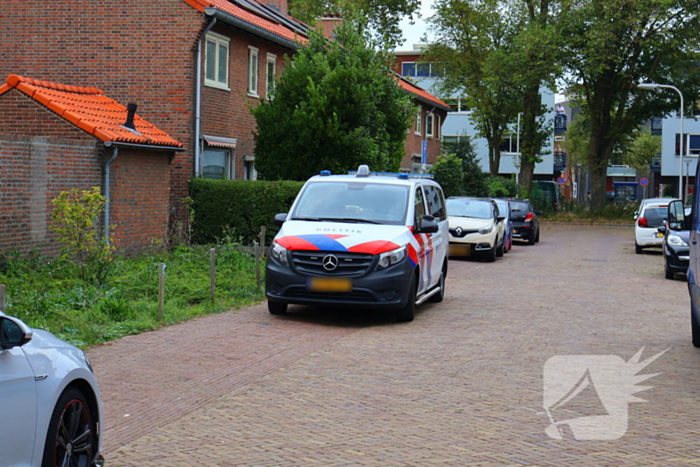 Agenten in kogelwerende vesten nemen wapens in beslag